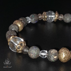Браслет из натуральных камней: матричный опал, фантомный кварц, раухтопаз (дымчатый кварц), горный хрусталь