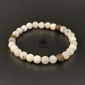 Браслет из натуральных камней: белый дендрик опал