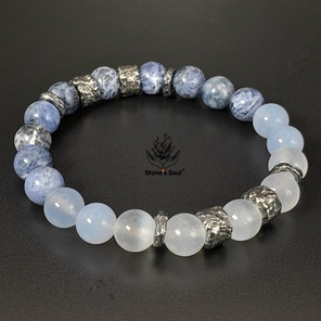 Браслет из натуральных камней: содалит, сапфирин (голубой халцедон), селенит