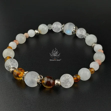Браслет из натуральных камней: Лунный камень, Янтарь, Сахарный кварц, Гошенит (белый берилл), Жёлтый турмалин, Нефрит (белый и серый), Родохрозит, Пренит