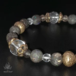 Браслет из натуральных камней: матричный опал, фантомный кварц, раухтопаз (дымчатый кварц), горный хрусталь