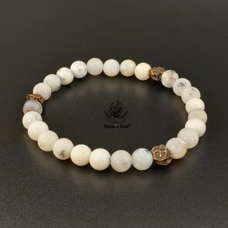 Браслет из натуральных камней: белый дендрик опал