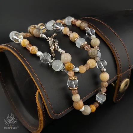 Колье из натуральных камней: Окаменелый коралл, Прозрачный кварц, Селенит, Солнечный камень, Жемчуг, Агат Ботсвана, Говлит