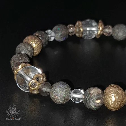 Браслет из натуральных камней: матричный опал, фантомный кварц, раухтопаз (дымчатый кварц), горный хрусталь