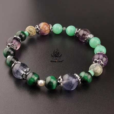 Браслет из натуральных камней: Ауралит, Флюорит, Хризопраз, Риолит, Тигровый глаз (зелёный, тонированный), Жемчуг речной, Зелёный берилл (изумруд)