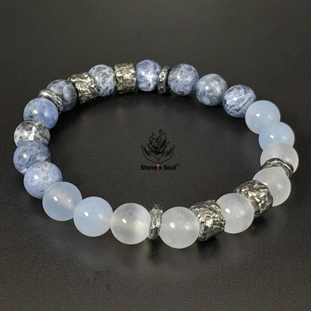 Браслет из натуральных камней: содалит, сапфирин (голубой халцедон), селенит