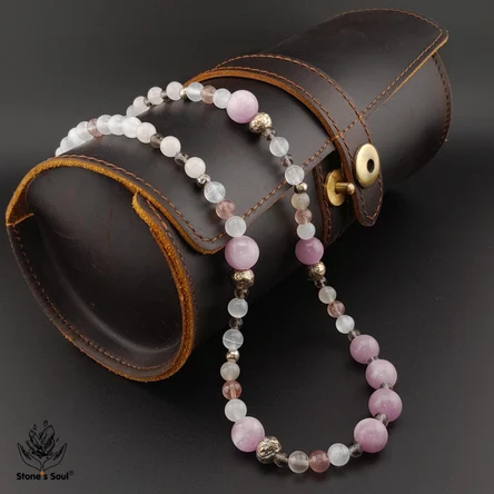 Колье из натуральных камней: Кунцит, Розовый кварц, Беломорит, Дымчатый кварц (раухтопаз), Клубничный кварц, Селенит