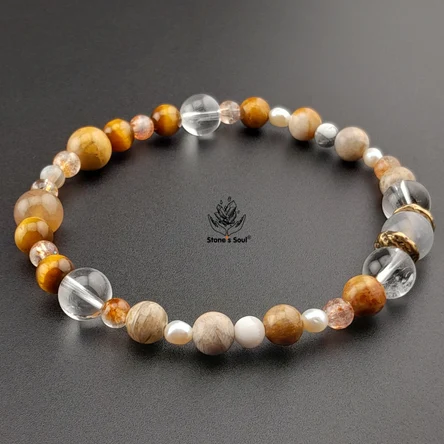 Браслет из натуральных камней: Окаменелый коралл, Прозрачный кварц, Селенит, Солнечный камень, Тигровый глаз, Жемчуг, Агат Ботсвана, Говлит