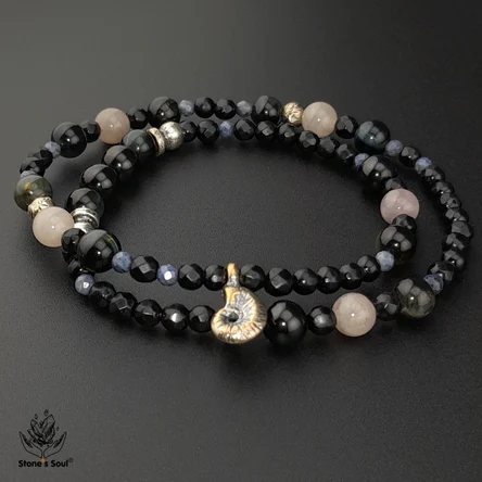 Браслет из натуральных камней: Чёрный агат, Соколиный глаз, Чёрная шпинель, Синий корунд (сапфир), Розовый кварц (тёмный)